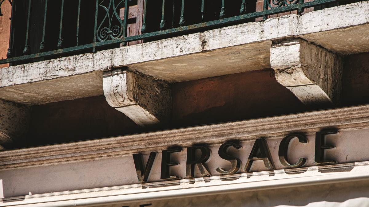 Istorija modne kuće Versace simbolika Meduze i moć pogleda | Elle