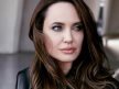 Angelina Jolie nosi nežne pramenove.