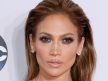 Jennifer Lopez nosi wet look frizuru.