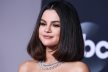 Selena Gomez se ne plaši da eksperimetiše kada je kosa u pitanju, a njene verzije boba podstiču žene širom sveta na promenu frizure.