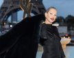 KATE MOSS U MALOJ CRNOJ HALJINI ZABLISTALA NA SAINT LAURENT REVIJI: Pogledajte ekstravagantno modno izdanje u Parizu