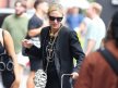 Glumica Cate Blanchett se ne odvaja od crno-belog modela, te potvrđuje koliko se ova trendi torba za jesen 2023. odlično uklapa u svaki styling.