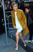 Jennifer Lawrence: Kaput u svetlo braon nijansi za elegantan styling