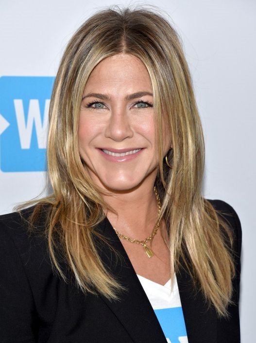 jennifer aniston nosi hit frizuru sa stepenovanjem