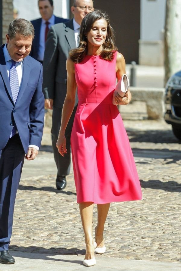 Ona je ubedljivo najseksepilnija kraljica: Letizia od Španije prošetala dve eksplozivne kombinacije