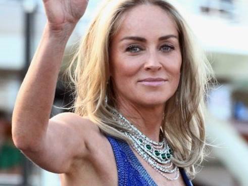 sharon_stone_u_61_nosi_kombinezon_kao_da_joj_je_21_i_izgleda_senzacionalno_abs___107992184.jpeg