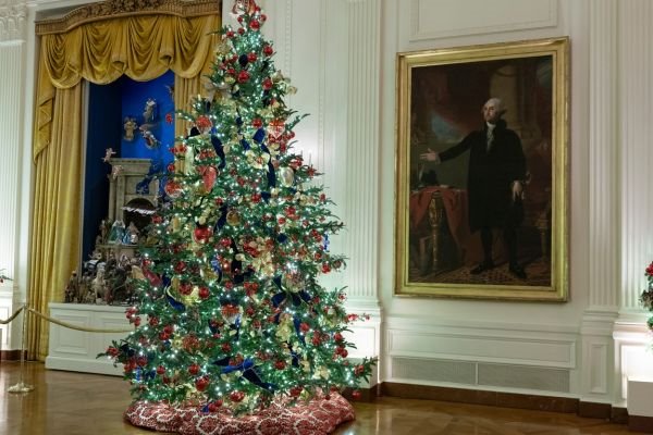 Melania Trump zvanično predstavila novogodišnju dekoraciju Bele kuće (FOTO)