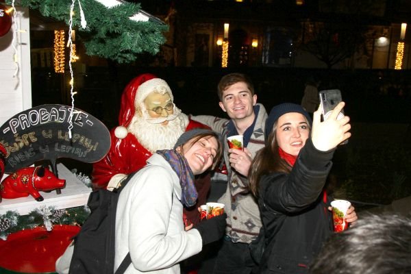 STIGLA JE POTPUNO DRUGAČIJA NOVOGODIŠNJA ČAROLIJA U BEOGRAD: Festival Coca-Cola x New Year’s District 2020. osvojio je srce građana