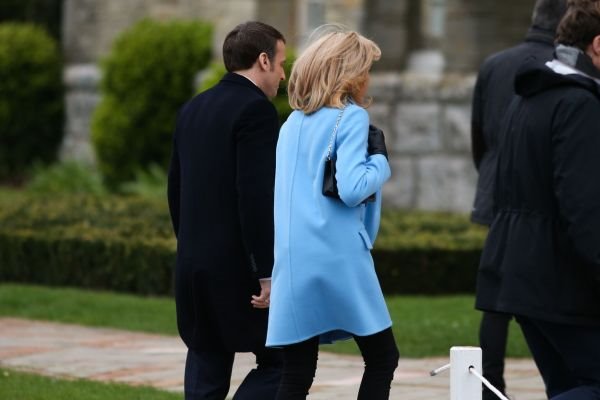 Brigitte Macron preidvnom bojom kaputa potpuno transformisala izgled