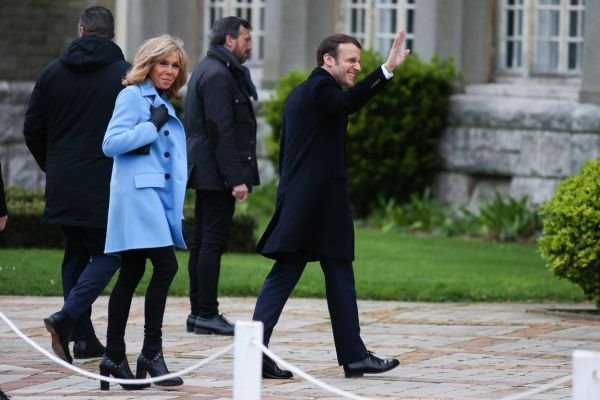 Brigitte Macron preidvnom bojom kaputa potpuno transformisala izgled