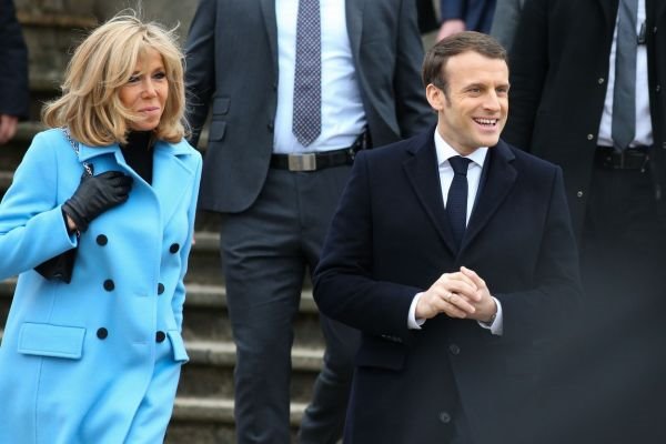 Brigitte Macron preidvnom bojom kaputa potpuno transformisala izgled