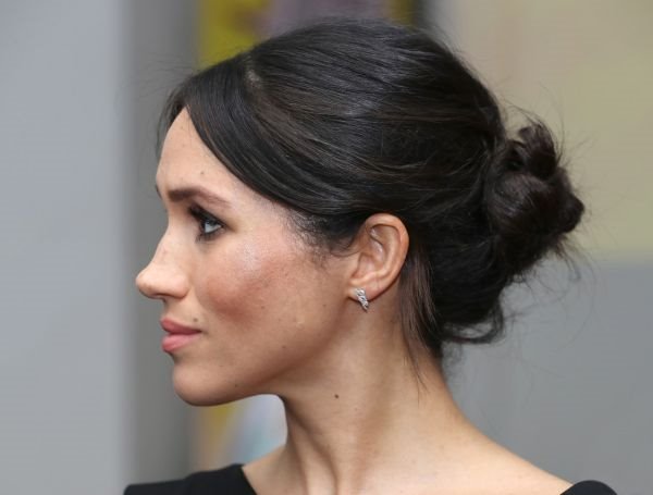 Na rasporodaji haljina koju svi u Engleskoj pokušavaju da kupe: Model koji nosi Meghan Markle po uzoru na Jackie O