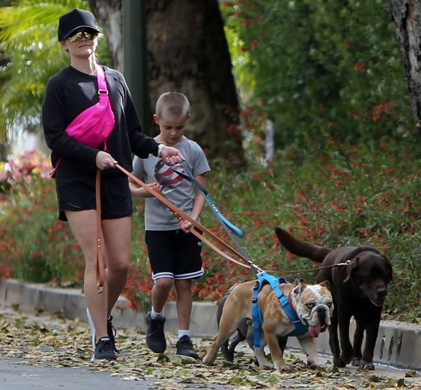 Reese Witherspoon prošetala najkontroverzniju torbu našeg doba