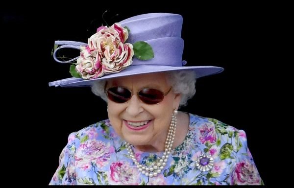 OVO JE BIO OMILJENI BREND TORBI KRALJICE ELIZABETH II: Posedovala je preko 200 modela, a odlikuje ih visoka elegancija