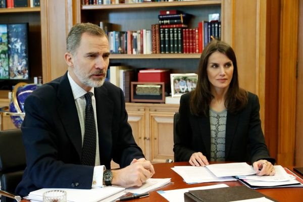 Letizia od Španije u fenomenalnom sivom odelu sa uzorkom majice od zmijskog printa