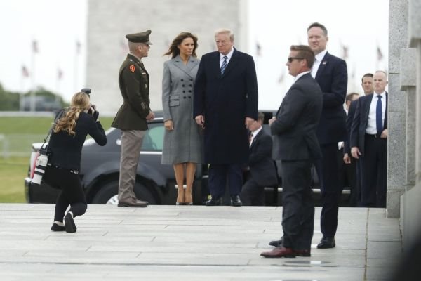 Melania Trump je definitivno kraljica mantil haljina!