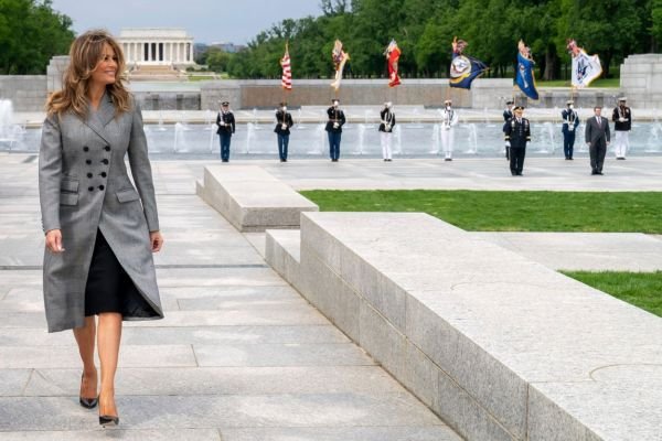 Melania Trump je definitivno kraljica mantil haljina!