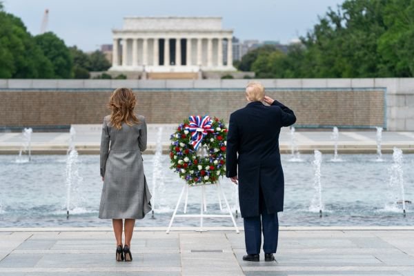 Melania Trump je definitivno kraljica mantil haljina!