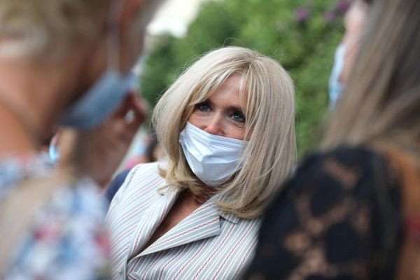 Savršena letnja elegancija: Brigitte Macron u blejzeru sezone