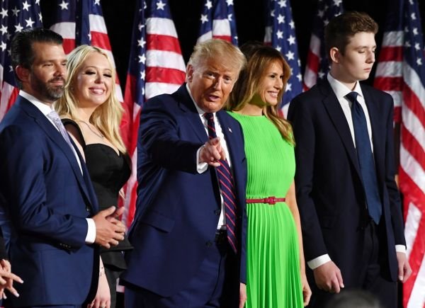 Zašto je neon zelena haljina Melanie Trump digla Ameriku na noge?