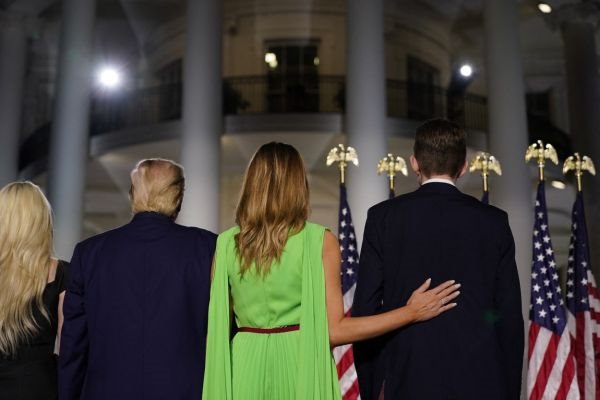 Zašto je neon zelena haljina Melanie Trump digla Ameriku na noge?