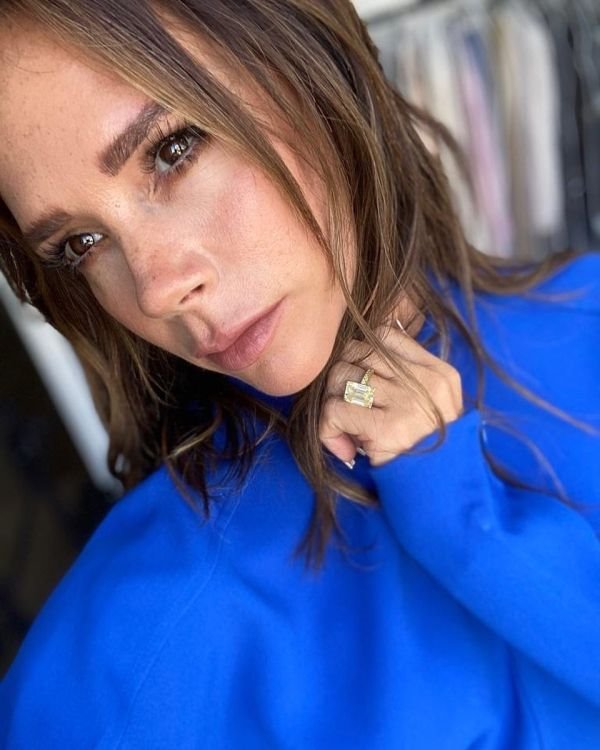 Victoria Beckham predstavila novu boju sezone koja savršeno stoji i crnkama i plavušama