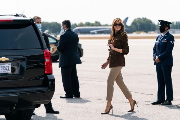 U jednom potezu: Melania Trump vraća stare trendove u modni fokus!