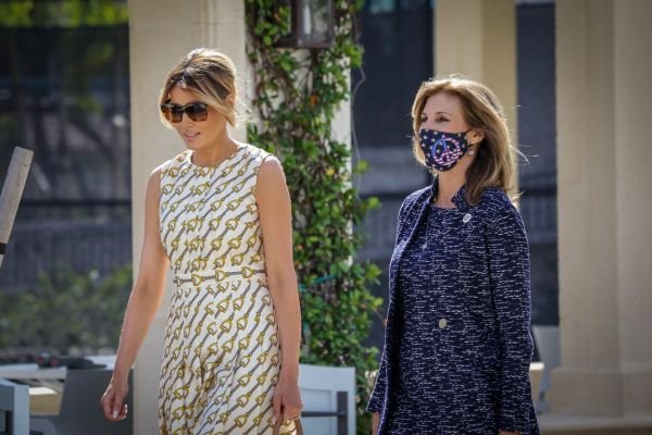 Neočkivano izdanje Melanie Trump bez maske: Podignuta kosa i letnja haljina sa Gucci potpisom