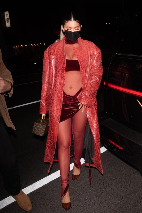 SEXY & STYLISH: Kylie Jenner demonstrira kako će izgledati outfiti za izlaske nakon pandemije