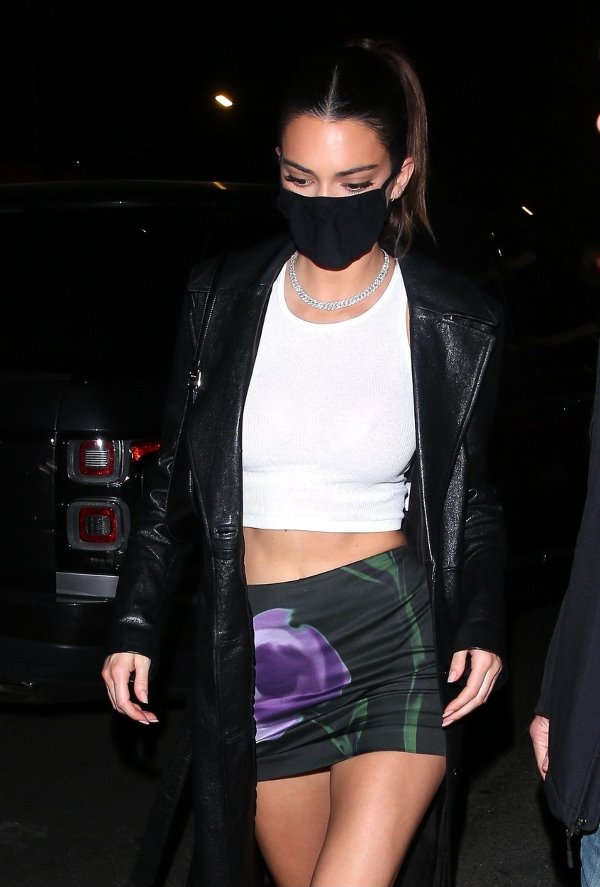 SEXY & STYLISH: Kylie Jenner demonstrira kako će izgledati outfiti za izlaske nakon pandemije