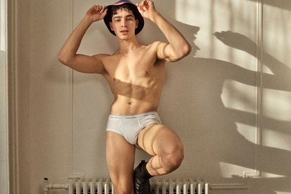 Calvin Klein ima provokativnu, ali dirljivu kampanju koja slavi LGBTQIA+ zajednicu