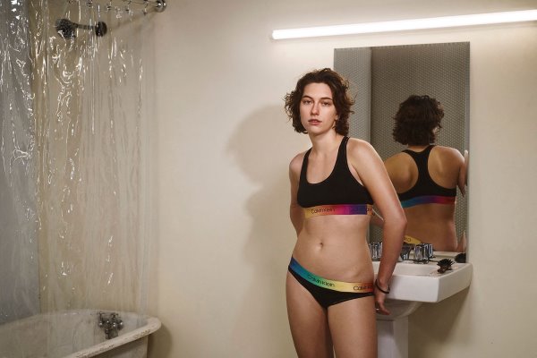Calvin Klein ima provokativnu, ali dirljivu kampanju koja slavi LGBTQIA+ zajednicu