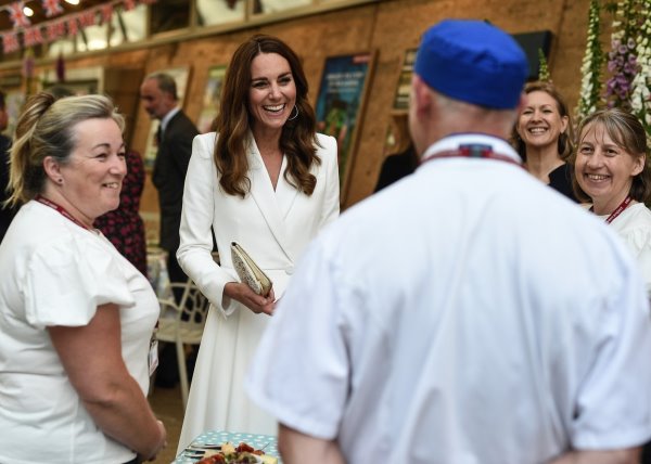 Kate Middleton u sofisticiranoj beloj sako-haljini još jednom dokazala da ostaje dosledna svom stilu