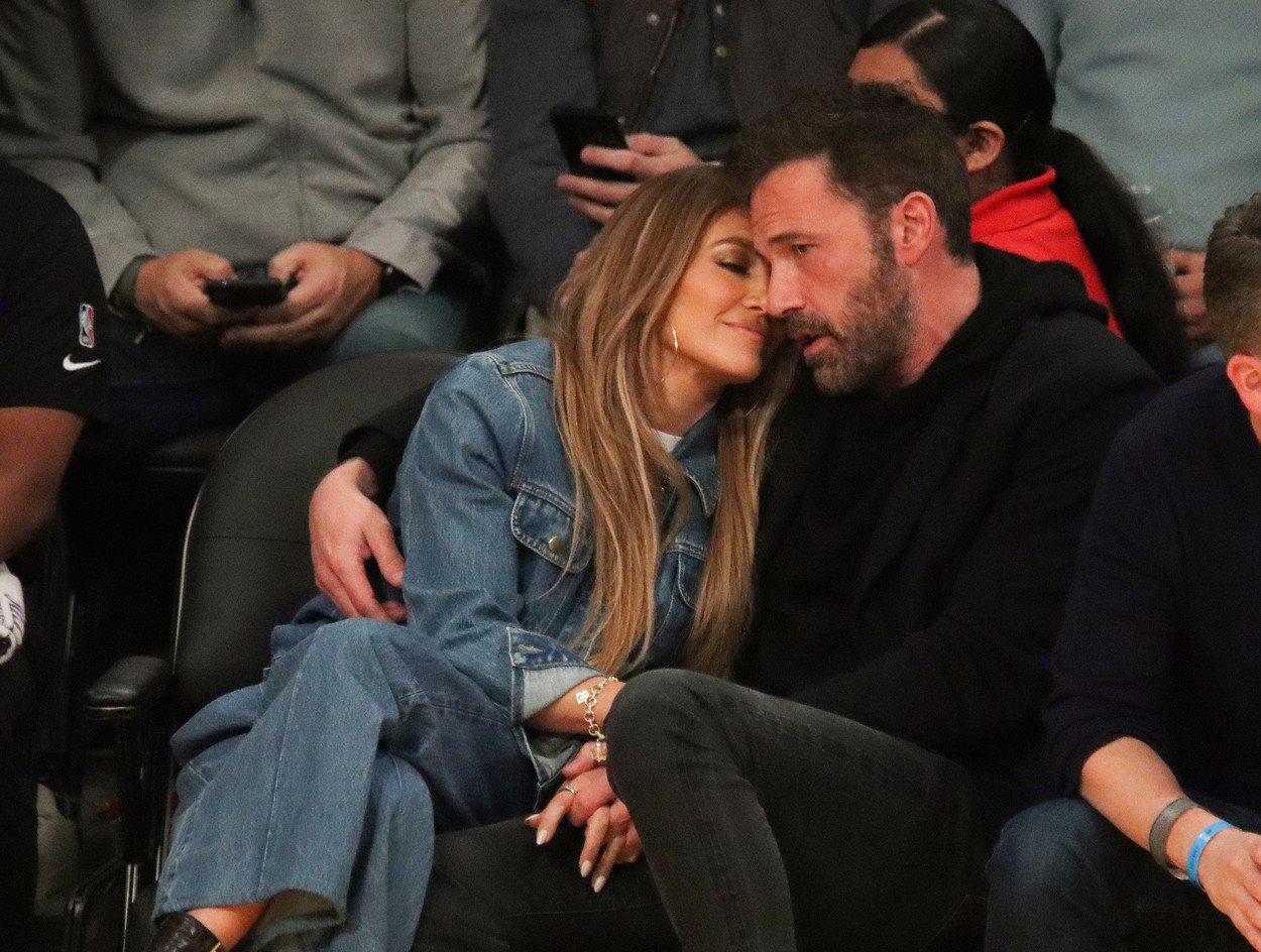 Jennifer Lopez i Ben Affleck razmenjuju nežnosti na utakmici Lakersa.