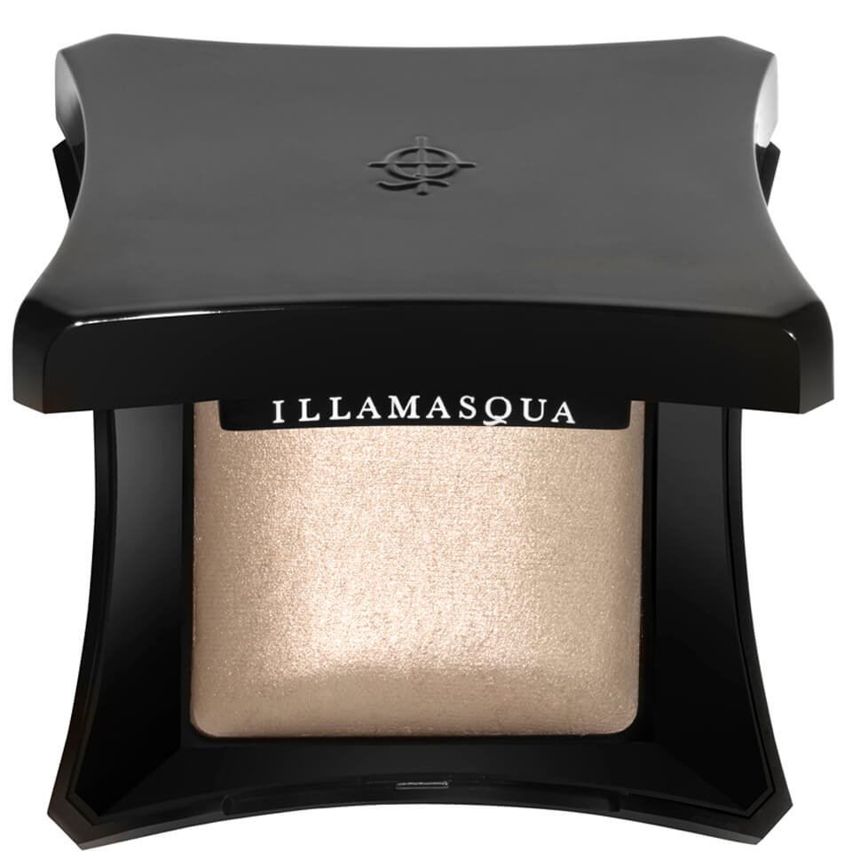 Illamasqua Beyond Powder OMG hajlajter je bogat svetlucavim pigmentima.