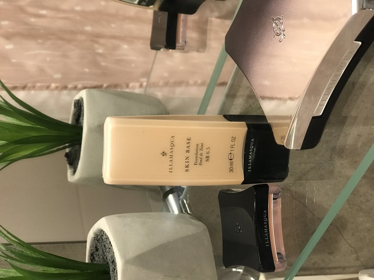 Illamasqua Skin Base tečni puder je nadogradiv, a potrebno ga je fiksirati transparentnim puderom.