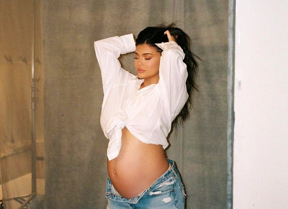 KYLIE JENNER JE POSTALA MAMA PO DRUGI PUT: Fotografija koju je objavila raznežila je fanove na društvenim mrežama