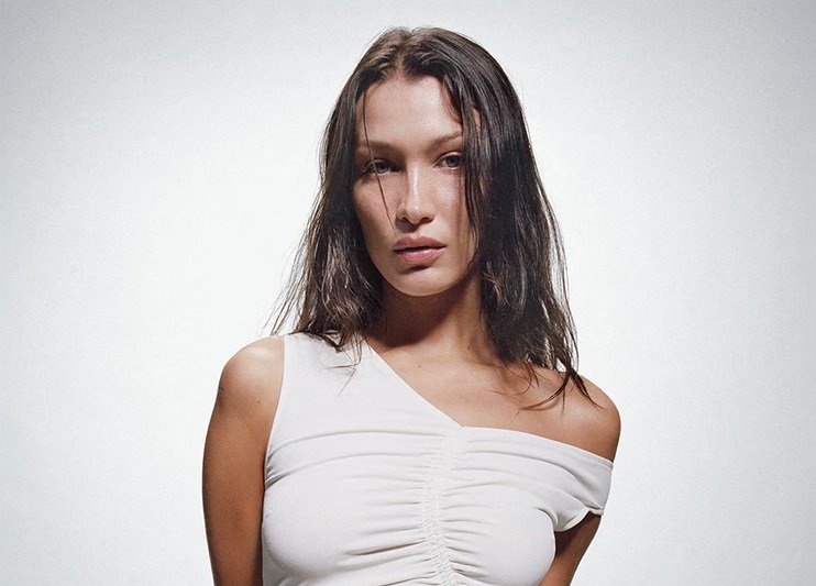 Bella Hadid hajlajter stavlja na nepredviđeno mesto i tako stvara iluziju nežnijih crta lica.