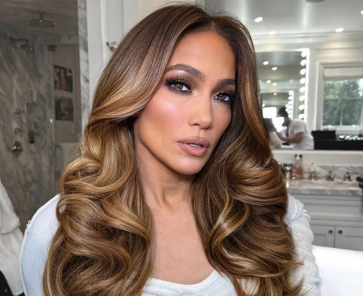 Jennifer Lopez otkrila je kako postići krupne lokne koje godinama nosi.