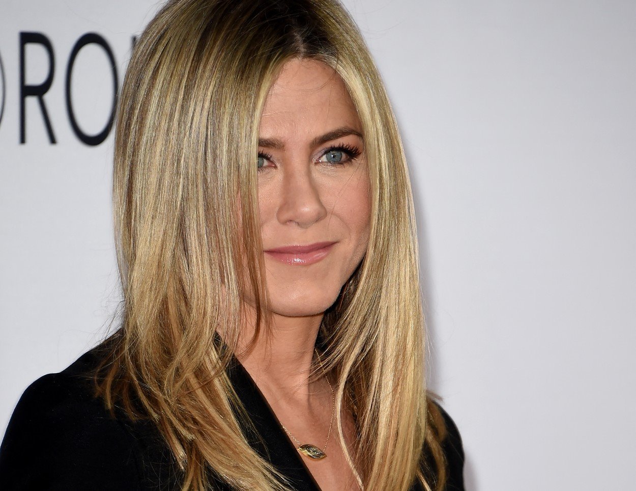 Jennifer Aniston izgleda mlađe zbog zlatnih pramenova.