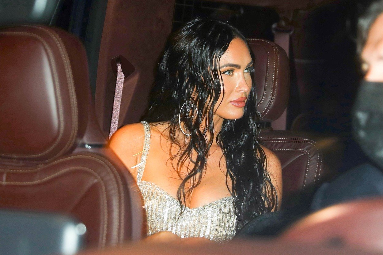 Megan Fox nosi wet hair.