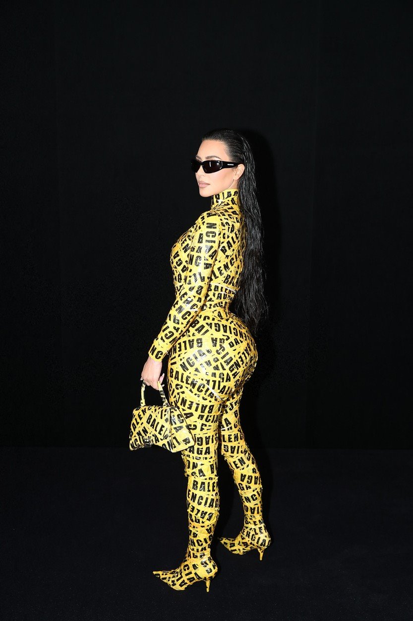 Kim Kardashian pojavila se na Balenciaga reviji potpuno obmotana lepljivom trakom.