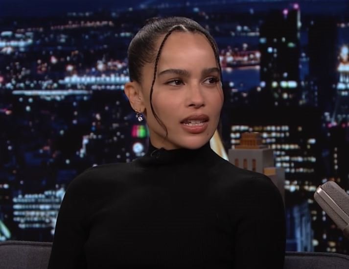 Zoe Kravitz pojavila se u emisiji sa popularnom frizurom iz devedesetih.