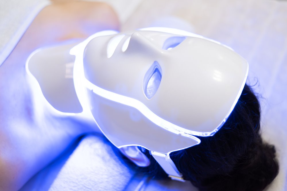 LED MASKE ZA LICE SU NOVA BEAUTY OPSESIJA: Sve što treba da znate o revolucionarnom tretmanu koji podmlađuje kožu lica