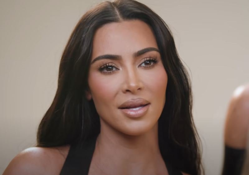 kim kardashian poslednjih godina nosi prirodnu boju kose.