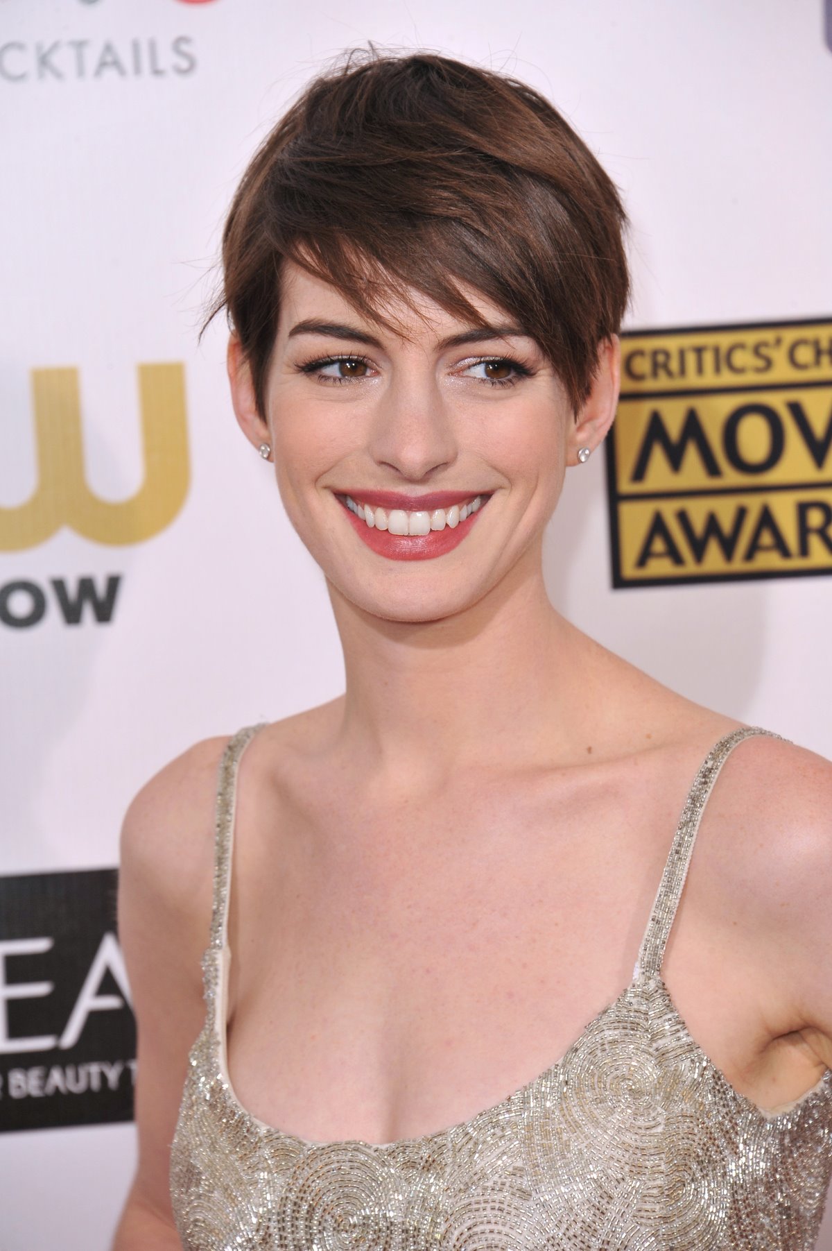 Anne Hathaway nosila je jedno vreme klasičnu kratku frizuru.