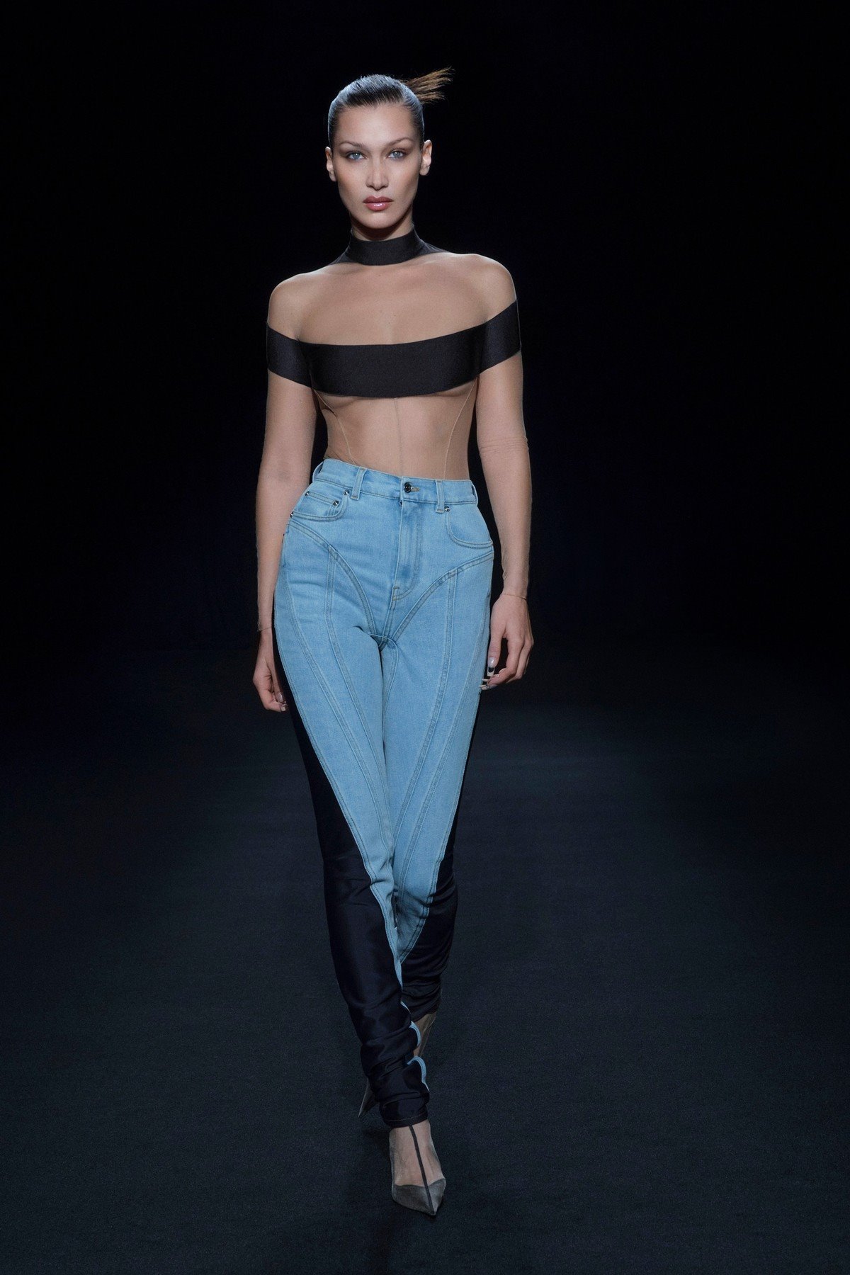 Bella Hadid u Mugler farmerkama