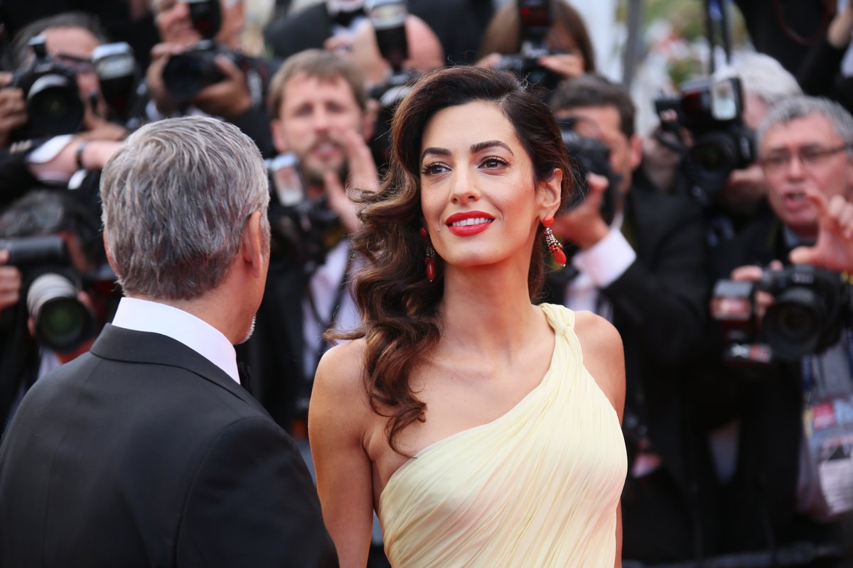 Ukoliko vam se dopada frizura puna volumena Amal Clooney u nastavku vam otkrivamo kako da na najlakši način dobijate prepoznatljive nežne talase.