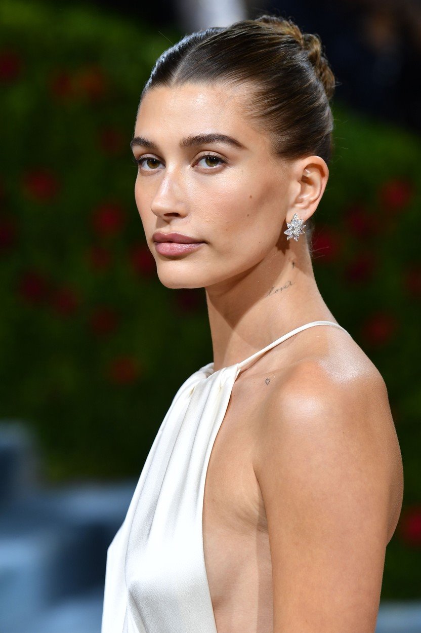 Modeli blagoslovljeni besprekornim tenom, Hailey Bieber i Irina Shayk odlučile su da svoj prirodan, blistav ten istaknu u prvi plan.