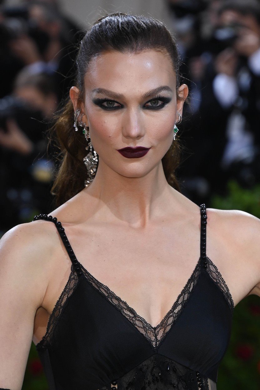 Karlie Kloss odlučila je da pretera sa smokey eye make-up lookom.